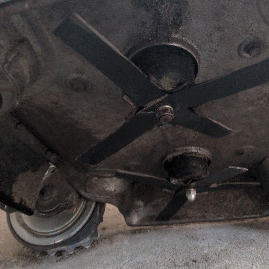 AGRI スピリット 4WD 芝刈り機、新品歯4枚付き。