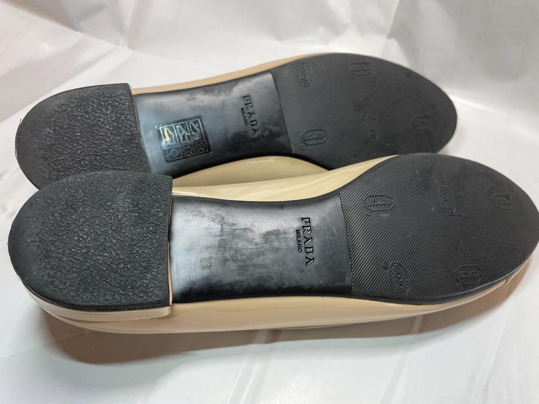 極美品 PRADA ベージュエナメル フラットパンプス バレリーナ　25.5JP