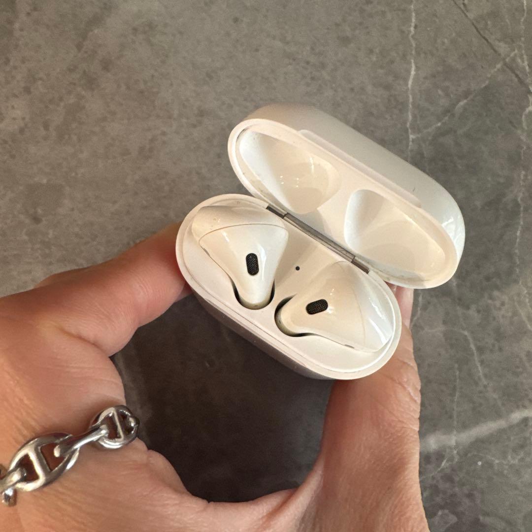 Apple AirPods ワイヤレスイヤフォン【第二世代】