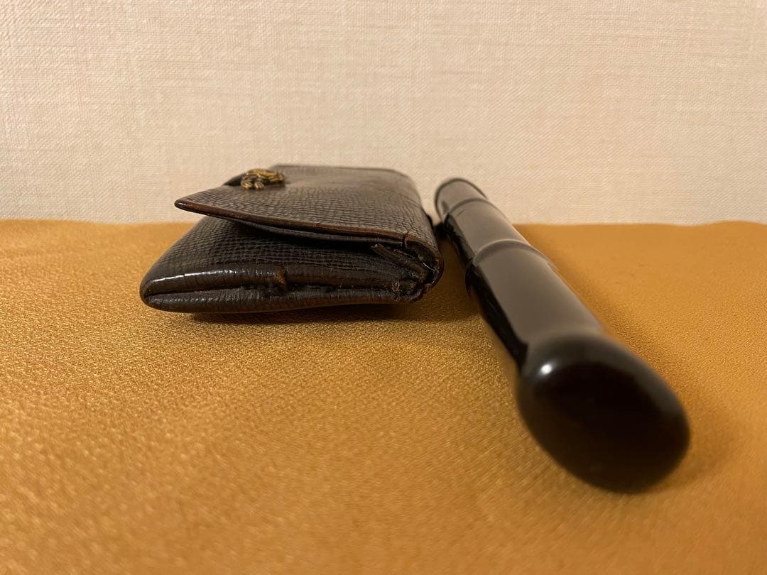 日本製アンティーク　キセル筒付き革製タバコ入れ