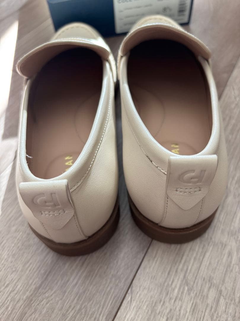 【新品未使用】COLE HAAN クリームベージュローファー