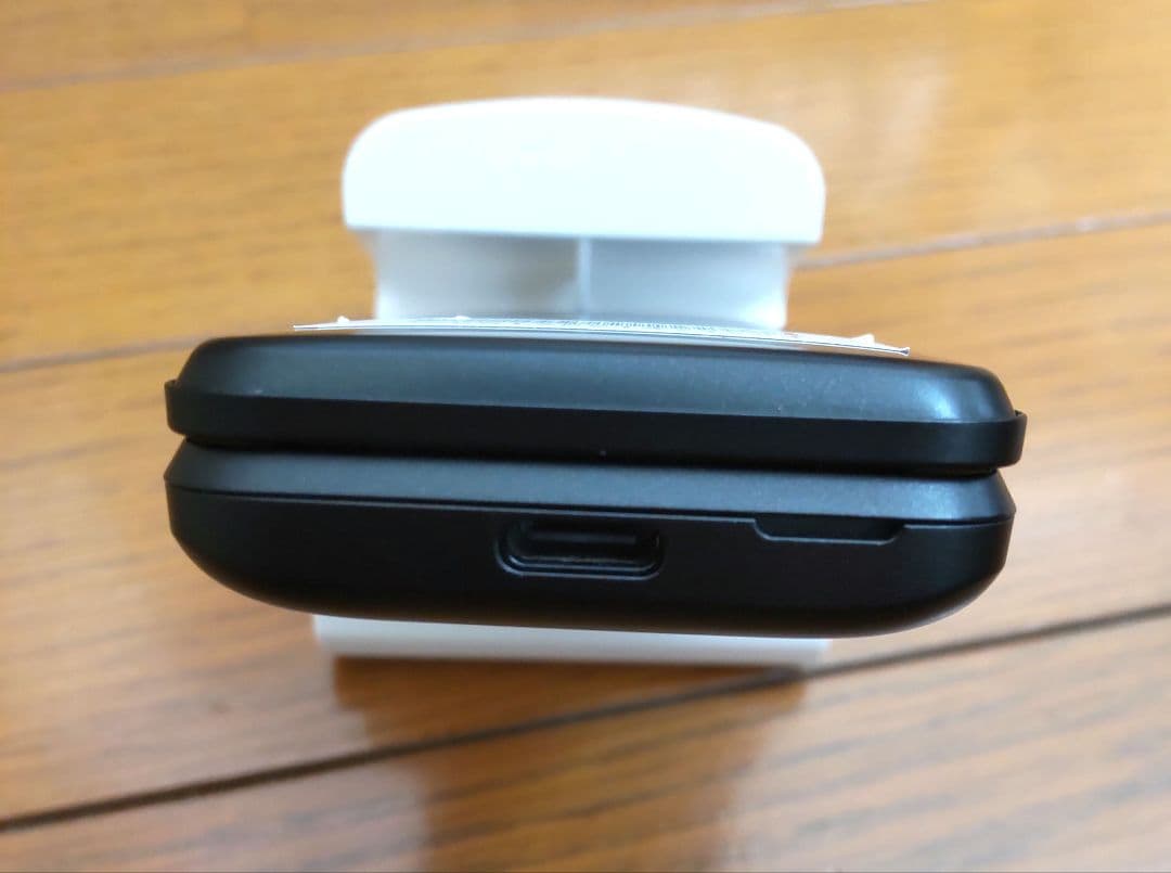 【美品】GRATINA KYF42 ブラック　携帯電話