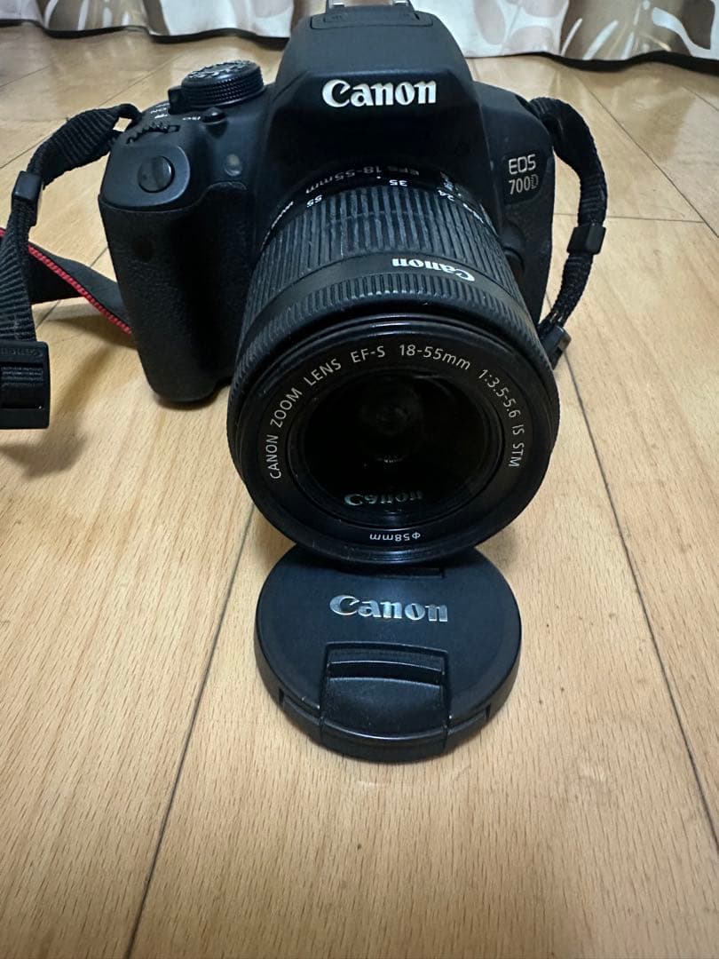 Canon EOS 700D デジタル一眼レフカメラ。バッテリーと充電器付属