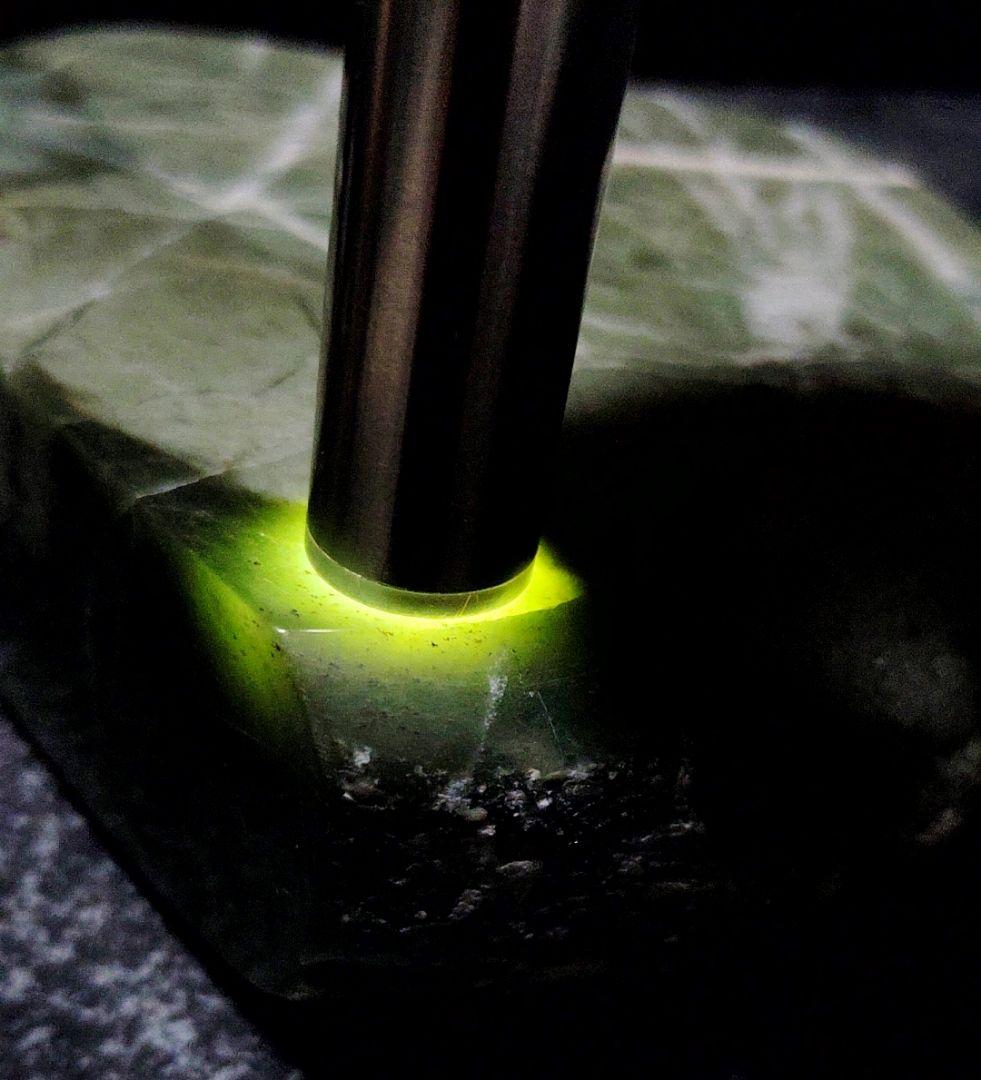 ★翡翠原石★幻の翡翠【秩父軟玉・三沢ヒスイ2面カット663ｇ】