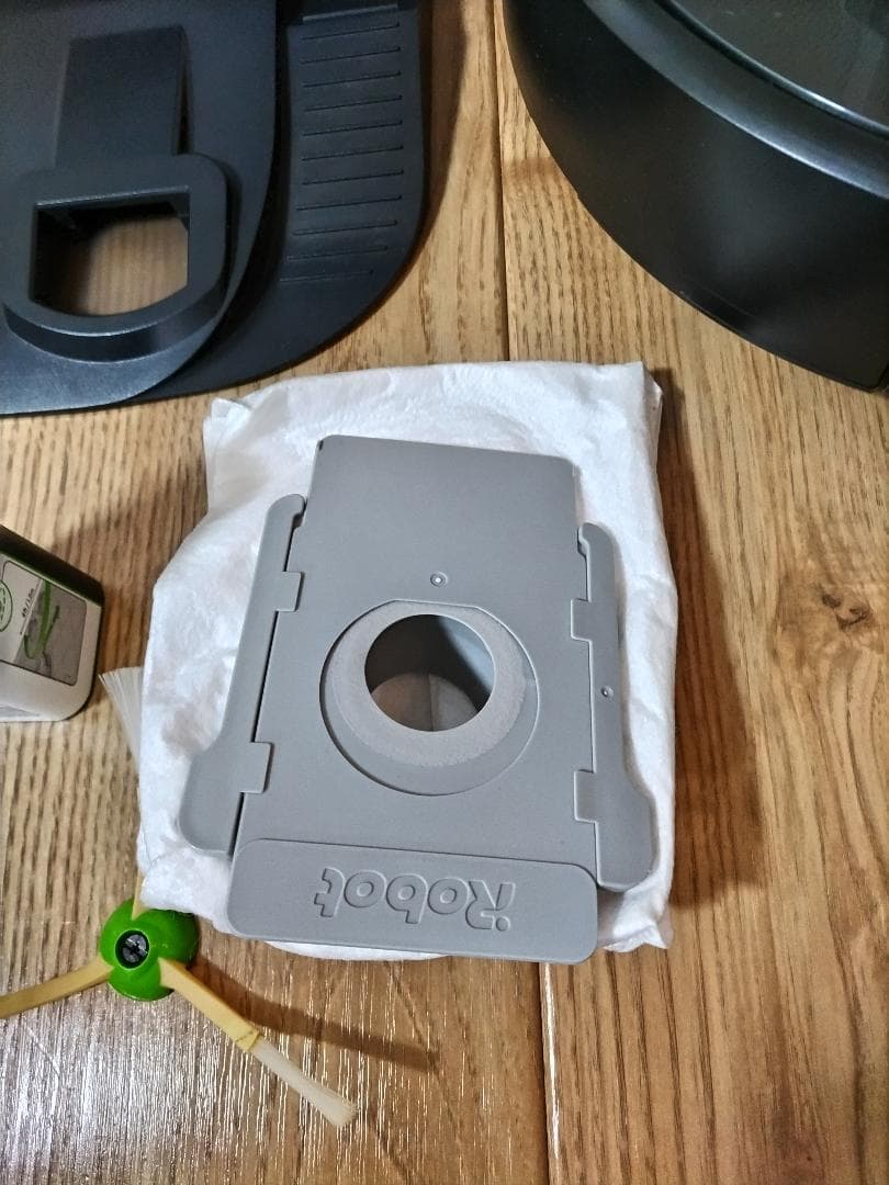 ロボット掃除機本体（ルンバi7+、2020年購入）