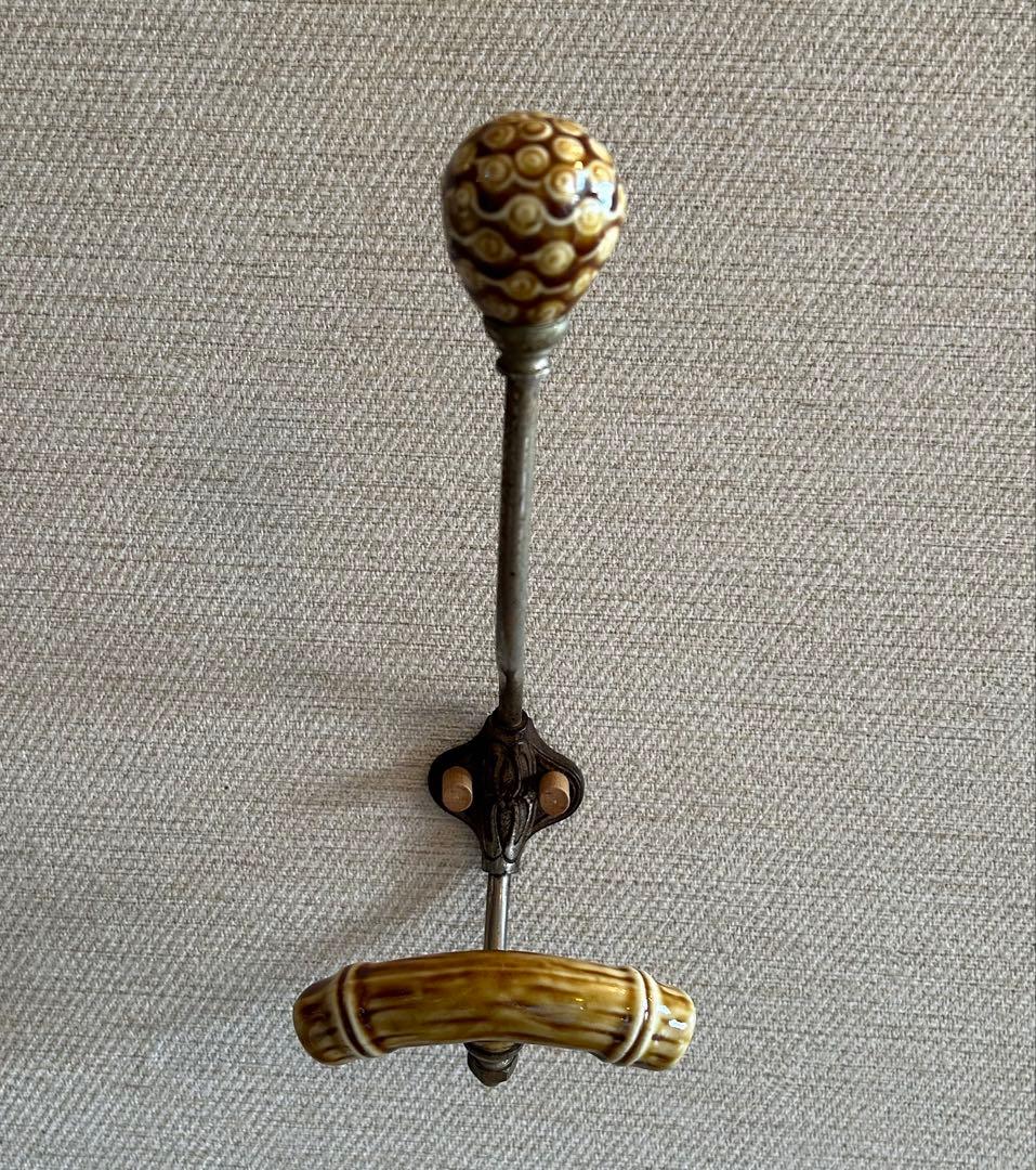 アンティーク　装飾的な陶器ハンドルのウォールフック