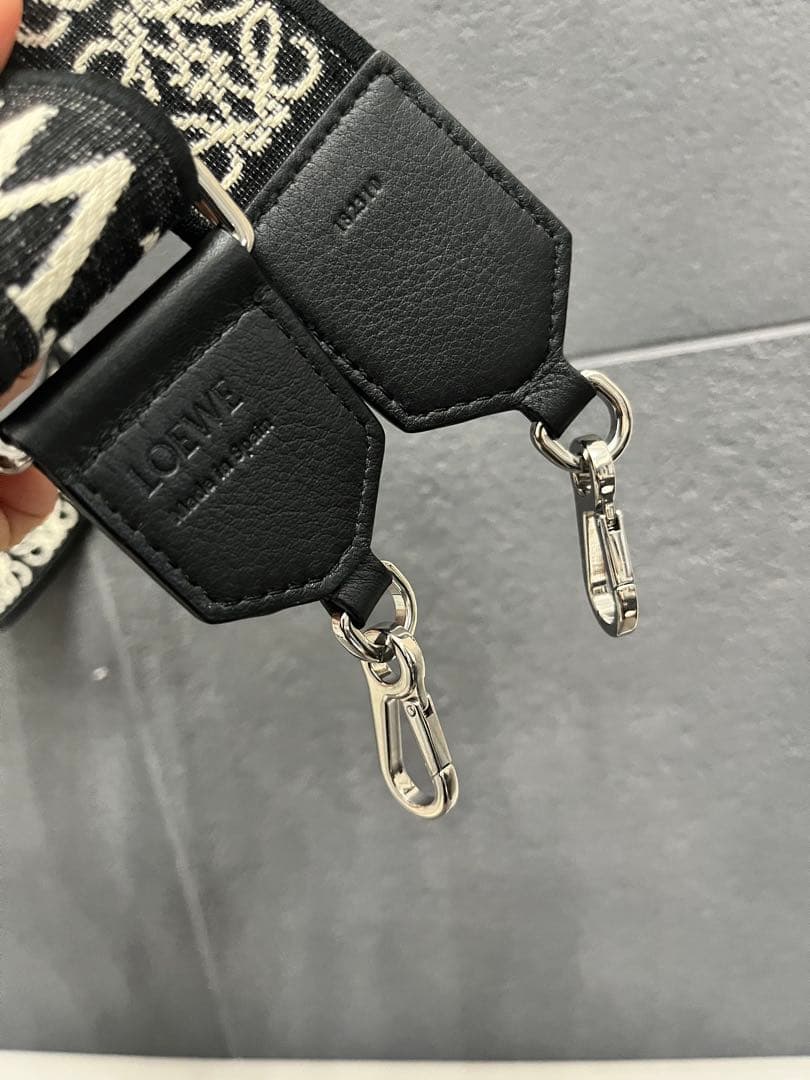 Loewe ロエベ アナグラムショルダーストラップ　ブラック