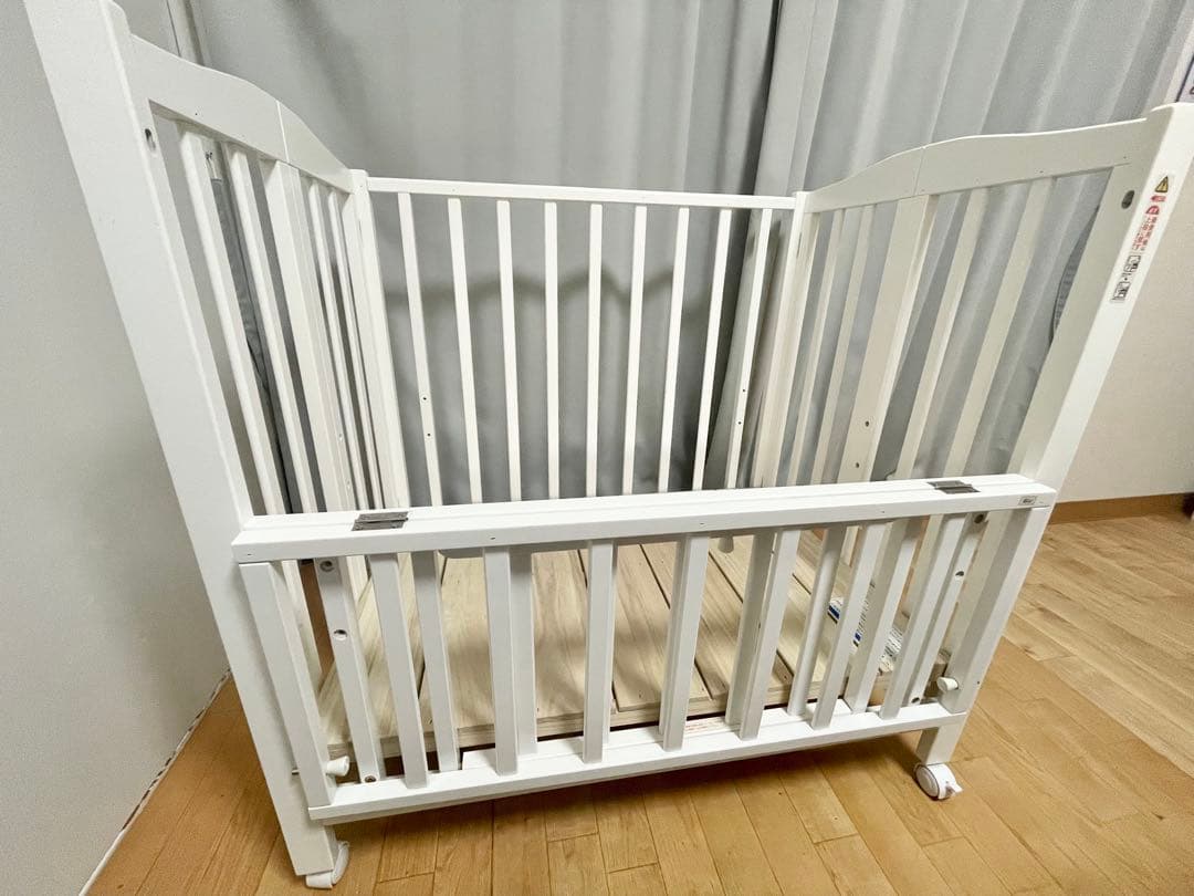 【ゆかちゃん】カトージ　折りたたみベビーベッド キャスター付き