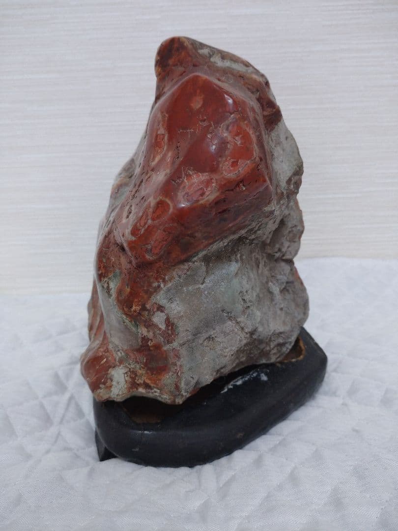飾り石 赤（台座付き）
