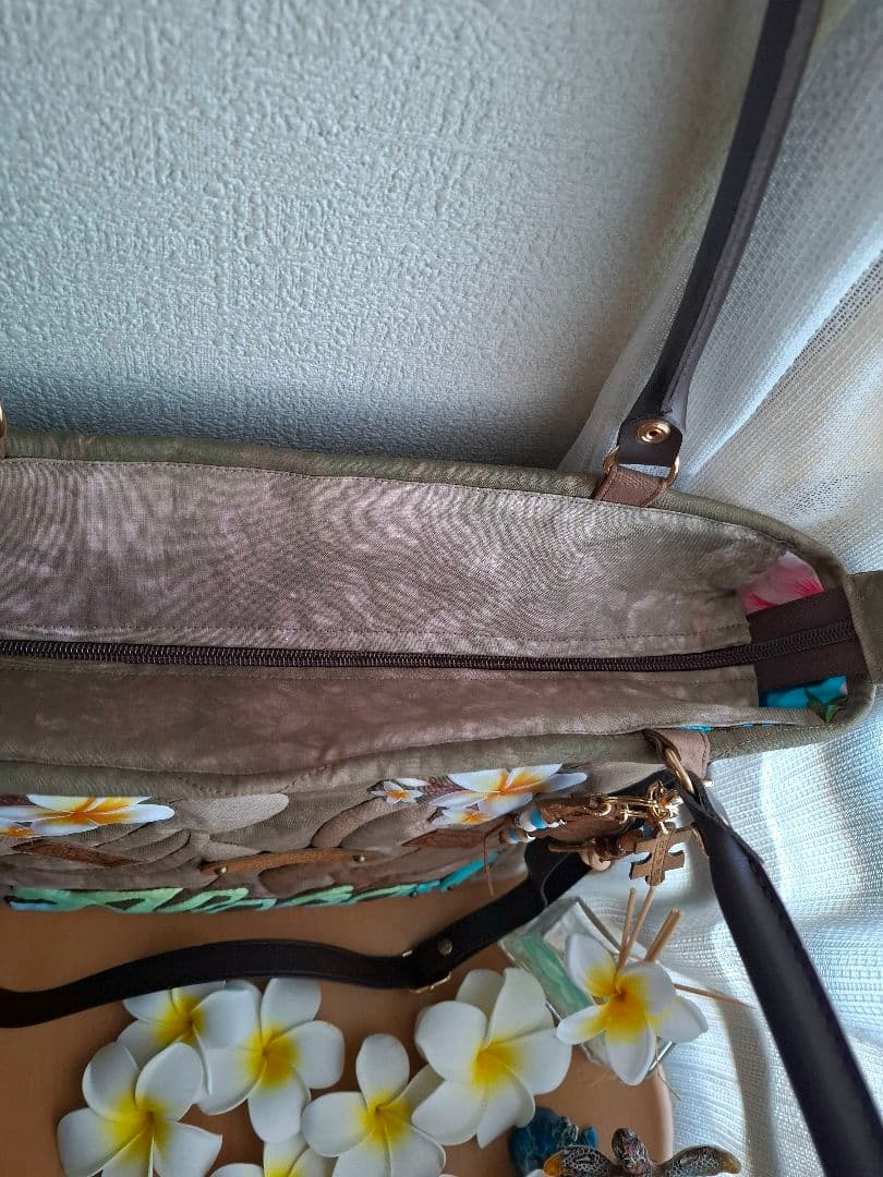 ハワイアンキルトバッグ　2WAYファスナー　ホヌ　ブルーロゴ　　革タグチャーム付