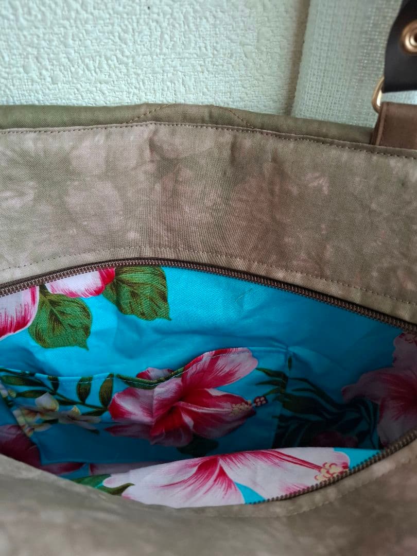 ハワイアンキルトバッグ　2WAYファスナー　ホヌ　ブルーロゴ　　革タグチャーム付