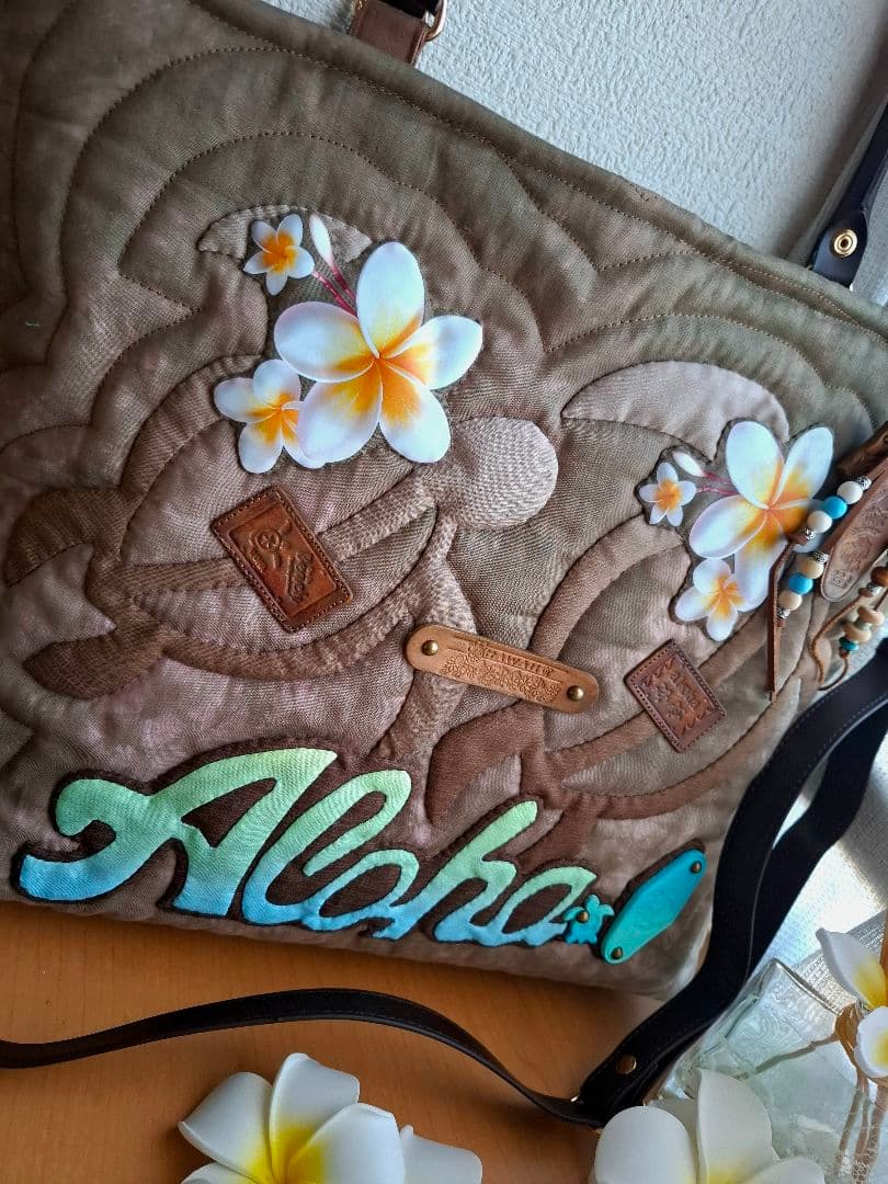 ハワイアンキルトバッグ　2WAYファスナー　ホヌ　ブルーロゴ　　革タグチャーム付