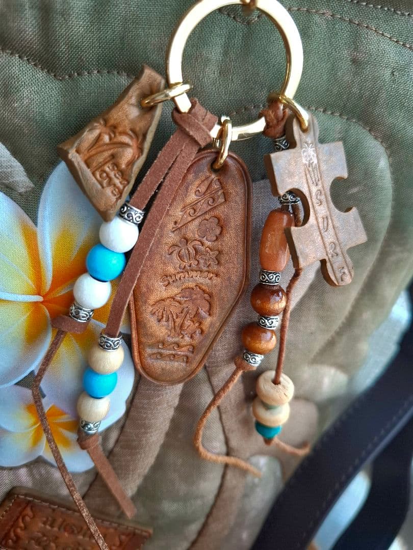 ハワイアンキルトバッグ　2WAYファスナー　ホヌ　ブルーロゴ　　革タグチャーム付
