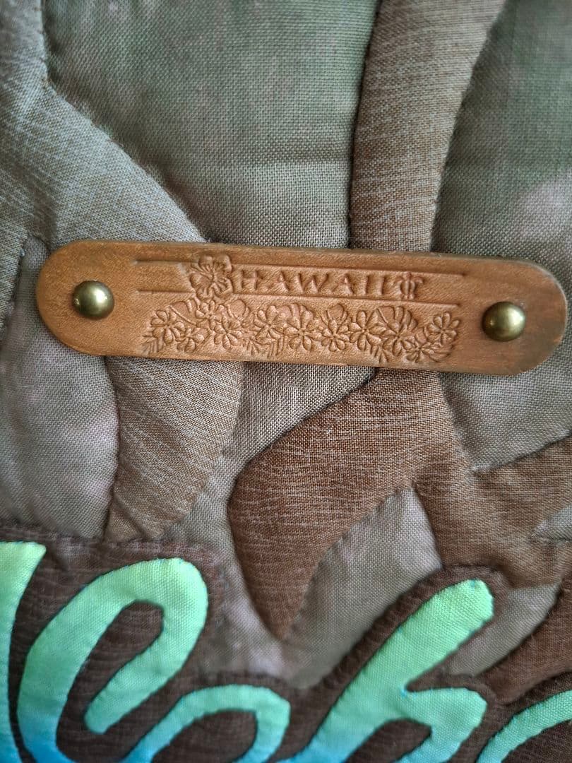 ハワイアンキルトバッグ　2WAYファスナー　ホヌ　ブルーロゴ　　革タグチャーム付