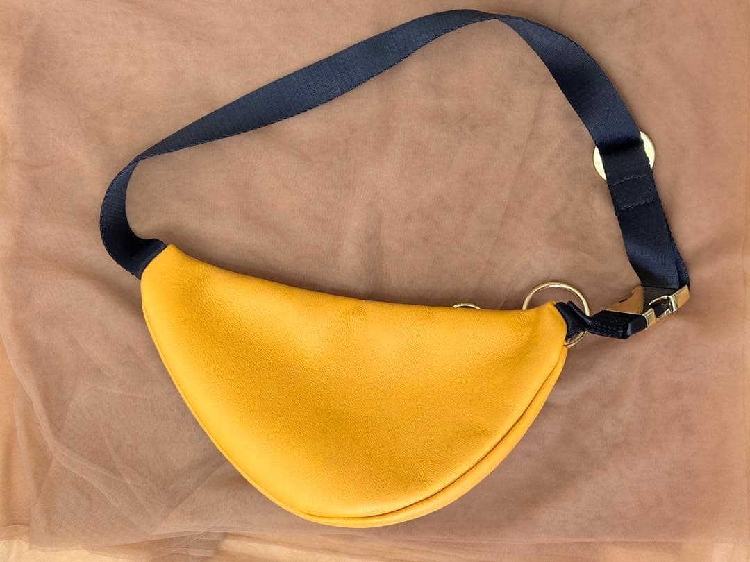 シーバイクロエ イエローボディバッグ