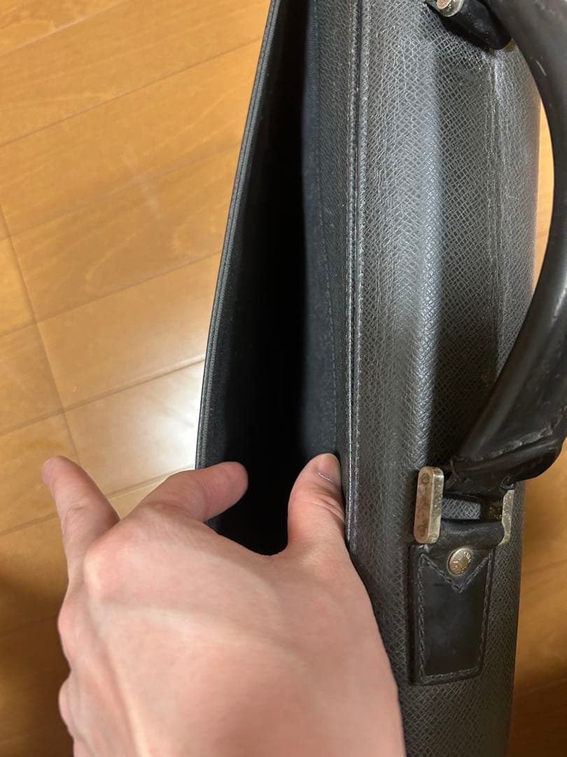 ルイヴィトン ビジネスバッグ 鍵付き