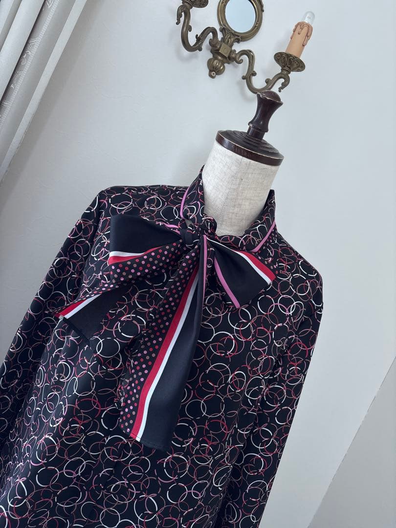 未使用　REGENCE(レジァンス) サークル柄ボウタイ　ブラウス　42