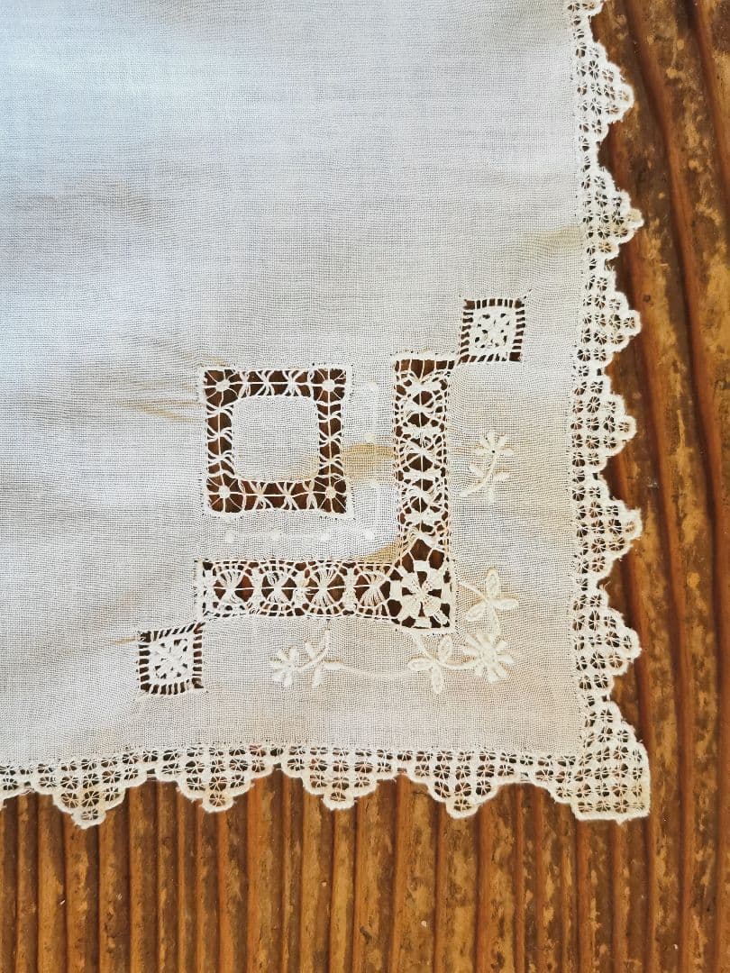 アンティーク ドローン&ニードルワーク リネンクロスハンカチ 総刺繍スカラップ✵