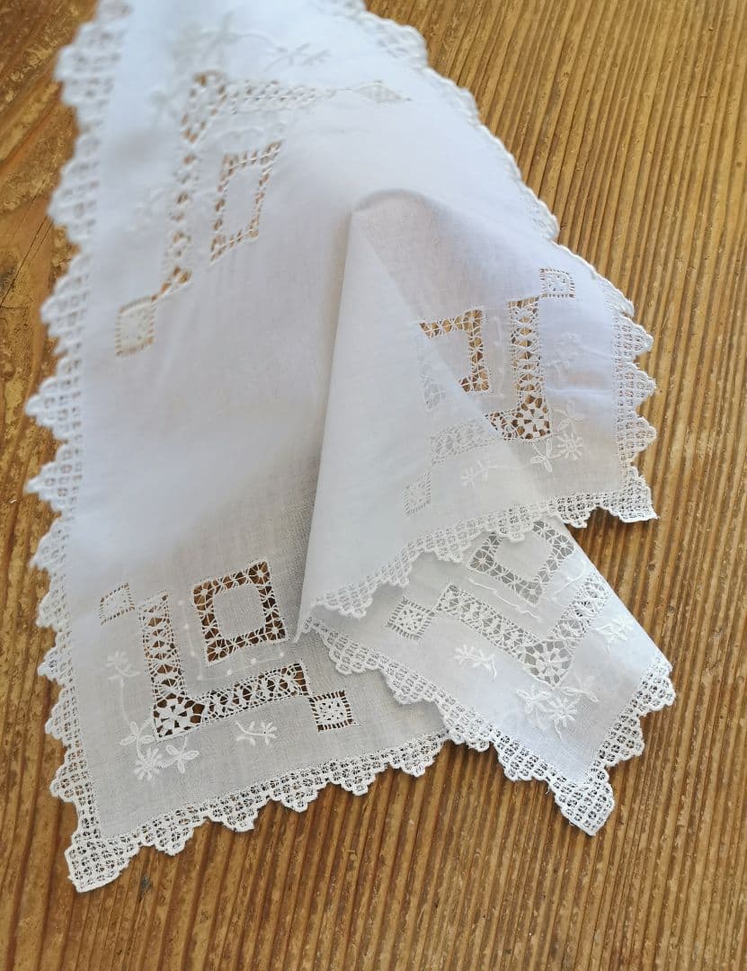 アンティーク ドローン&ニードルワーク リネンクロスハンカチ 総刺繍スカラップ✵