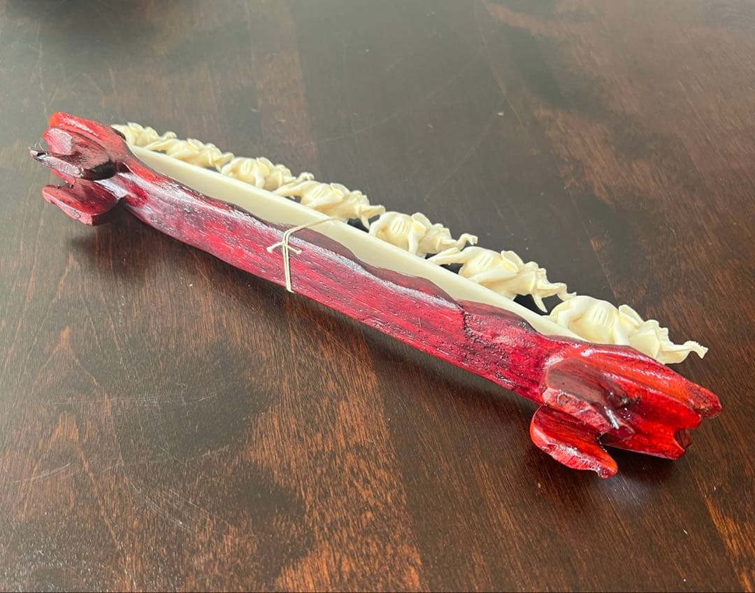 連なる7匹の象の彫刻　台付置物