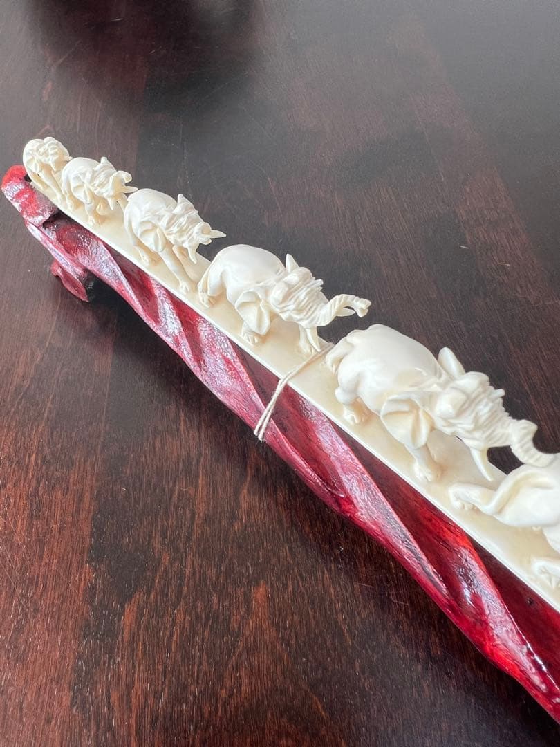 連なる7匹の象の彫刻　台付置物