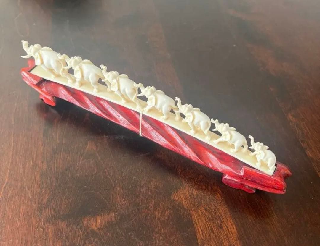 連なる7匹の象の彫刻　台付置物