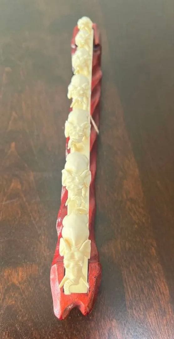 連なる7匹の象の彫刻　台付置物