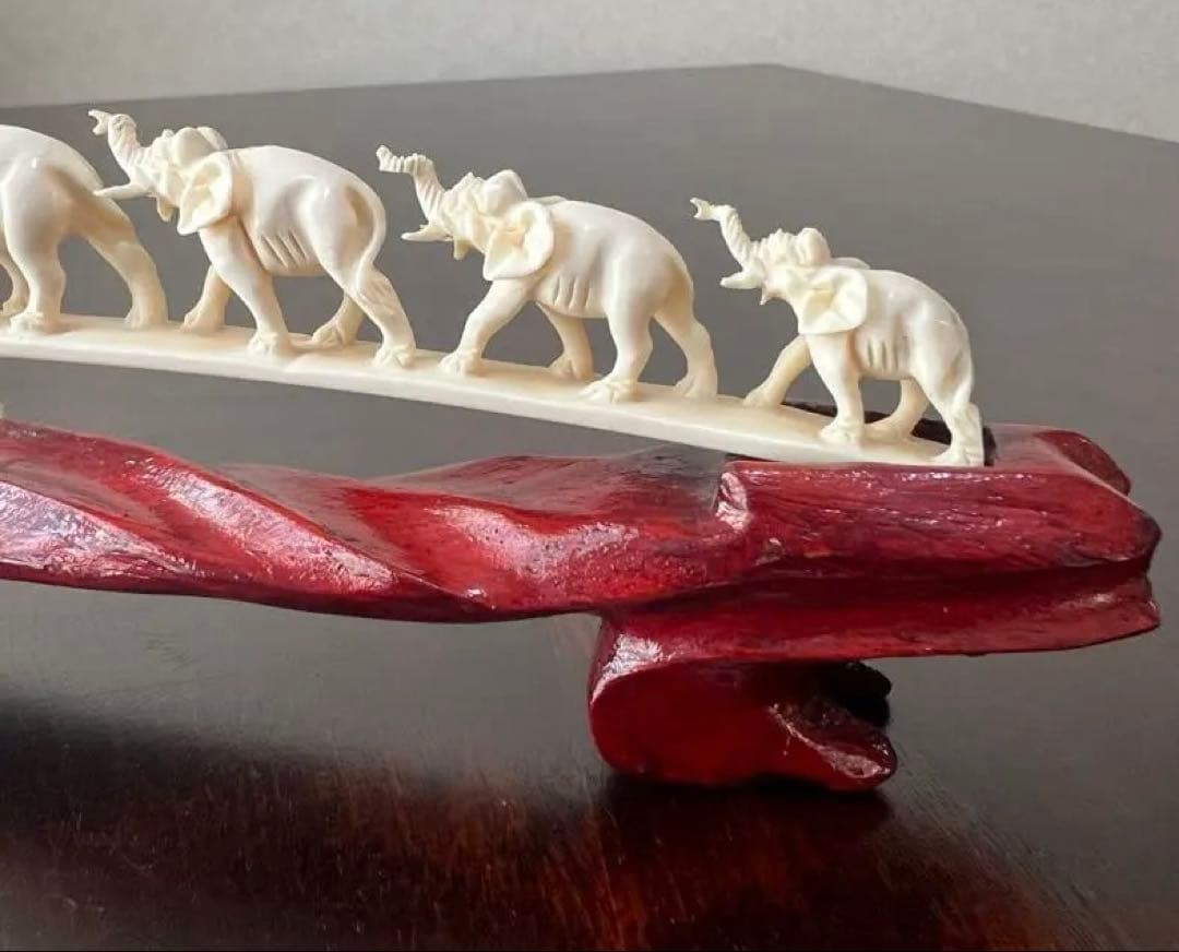 連なる7匹の象の彫刻　台付置物