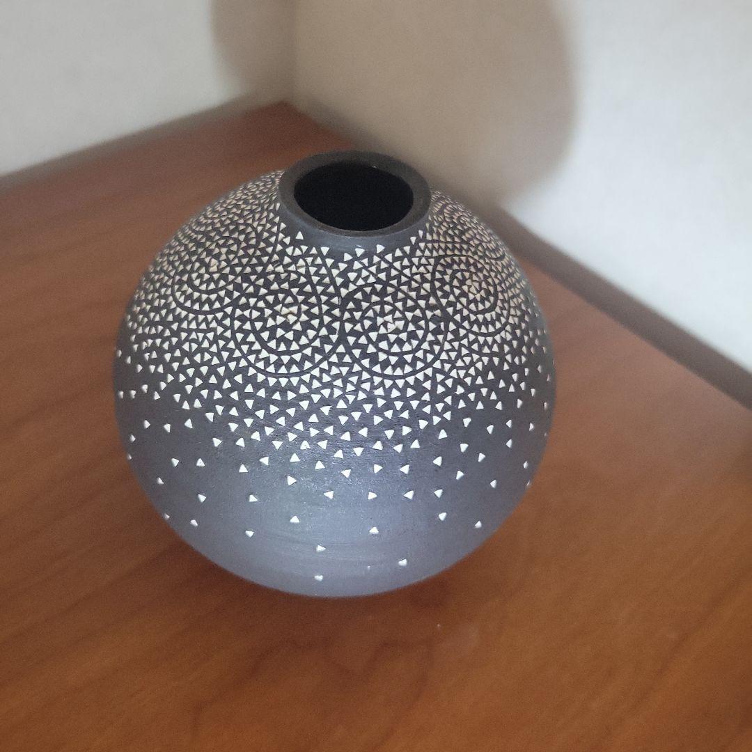 北村純子作 花入 幾何学模様の黒い陶器花瓶