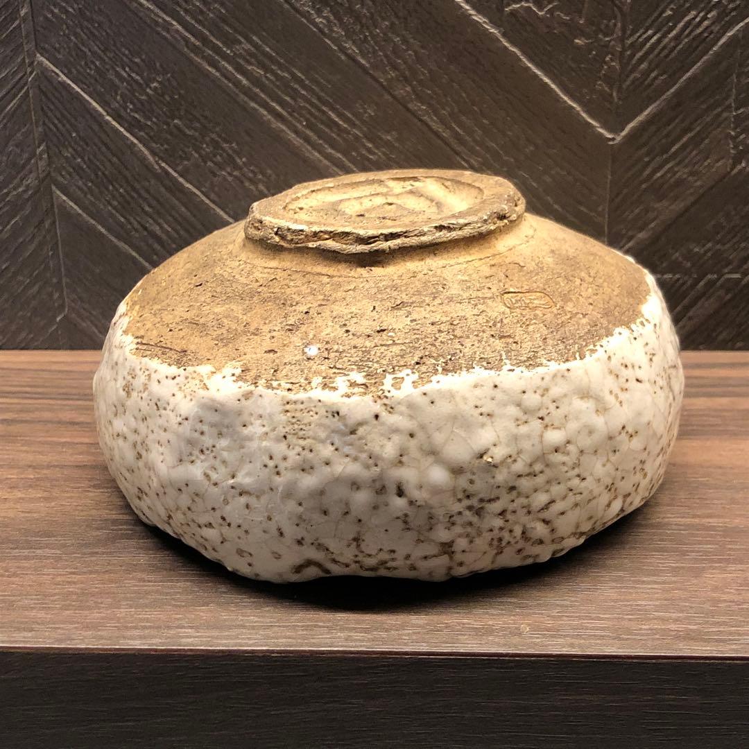 究極の美◾️蔵から白い釉薬がぼこぼこしたかなり凄そうな抹茶茶碗が出て来ました。