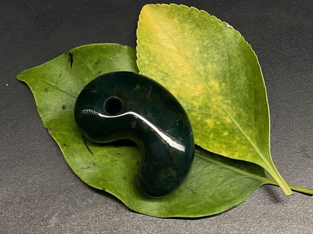 ✳天然濃厚な出雲勾玉【碧玉】　摩訶不思議な力の護符石を‼️本物をお身近に鑑別書付