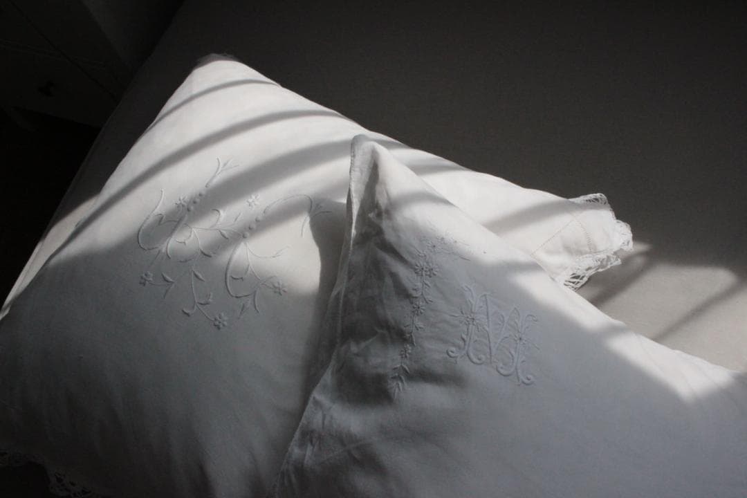 フランスアンティーク・クッションカバー \"J・C\"ドロンワーク/白糸刺繍