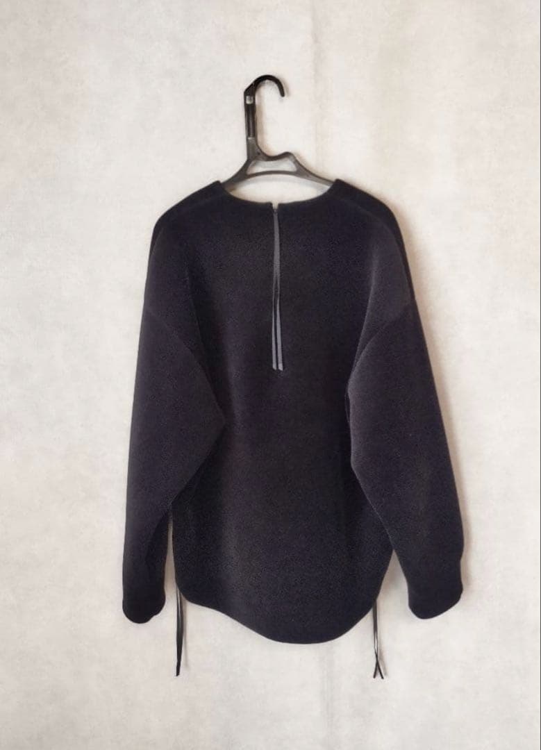 HYKE ベロアサイドジップトップス