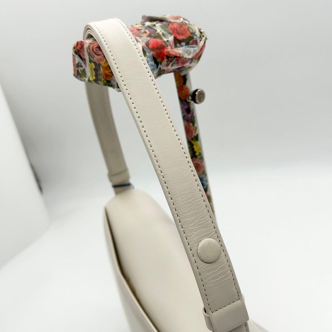 【激レア品】　ロジェヴィヴィエ　ワンショルダーバッグ　レザー　白　ロゴ　肩掛け◎