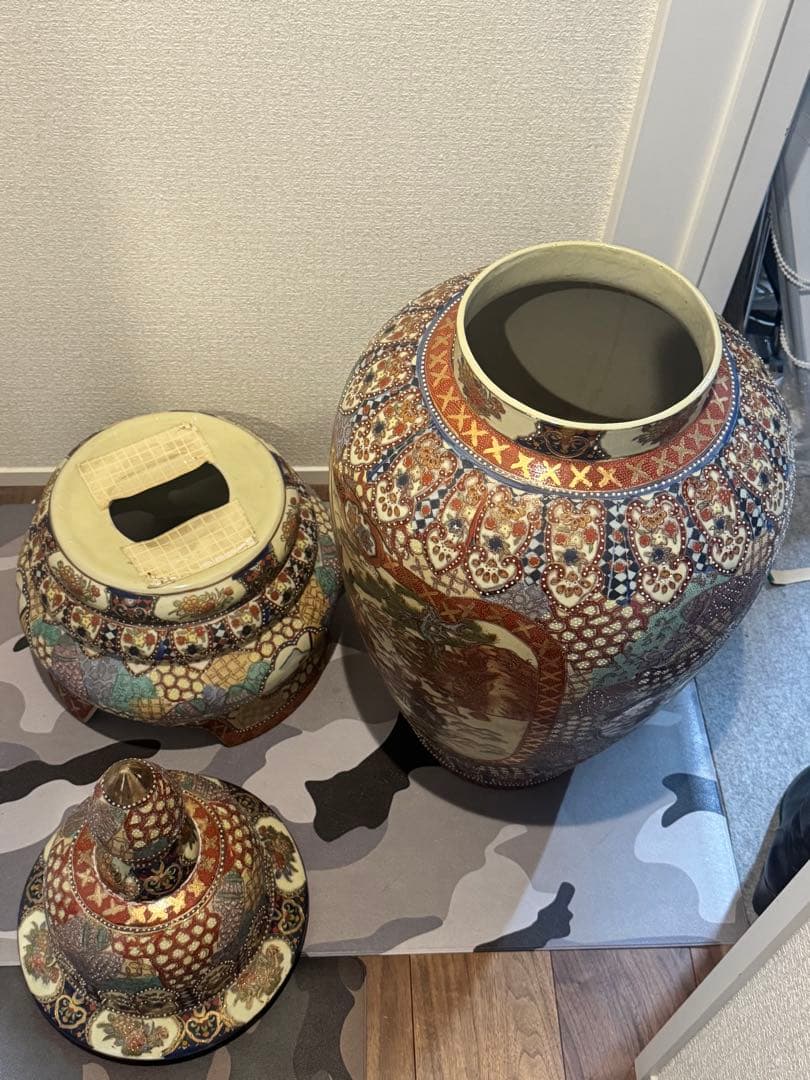 伝統工芸・総手描き古伊万里様式金欄手壺　インテリア装飾用の瓶