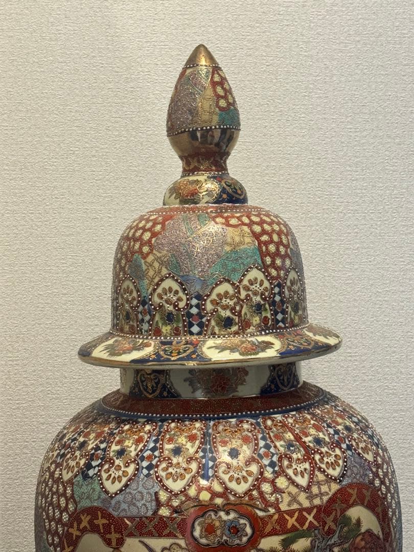 伝統工芸・総手描き古伊万里様式金欄手壺　インテリア装飾用の瓶