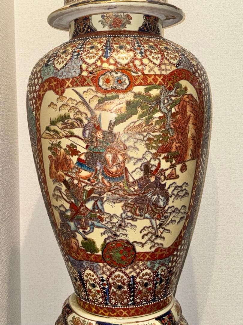 伝統工芸・総手描き古伊万里様式金欄手壺　インテリア装飾用の瓶