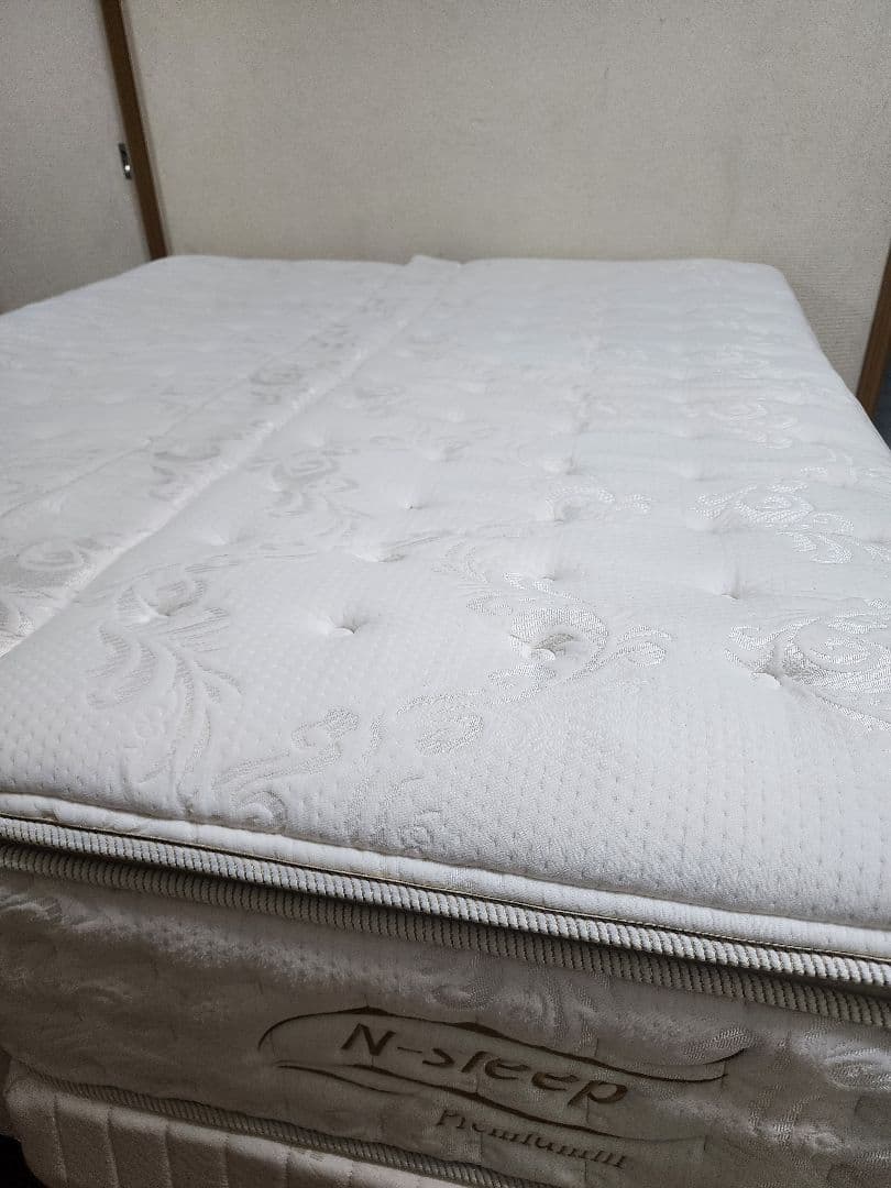 キングサイズベッド、マットレス 2 枚。