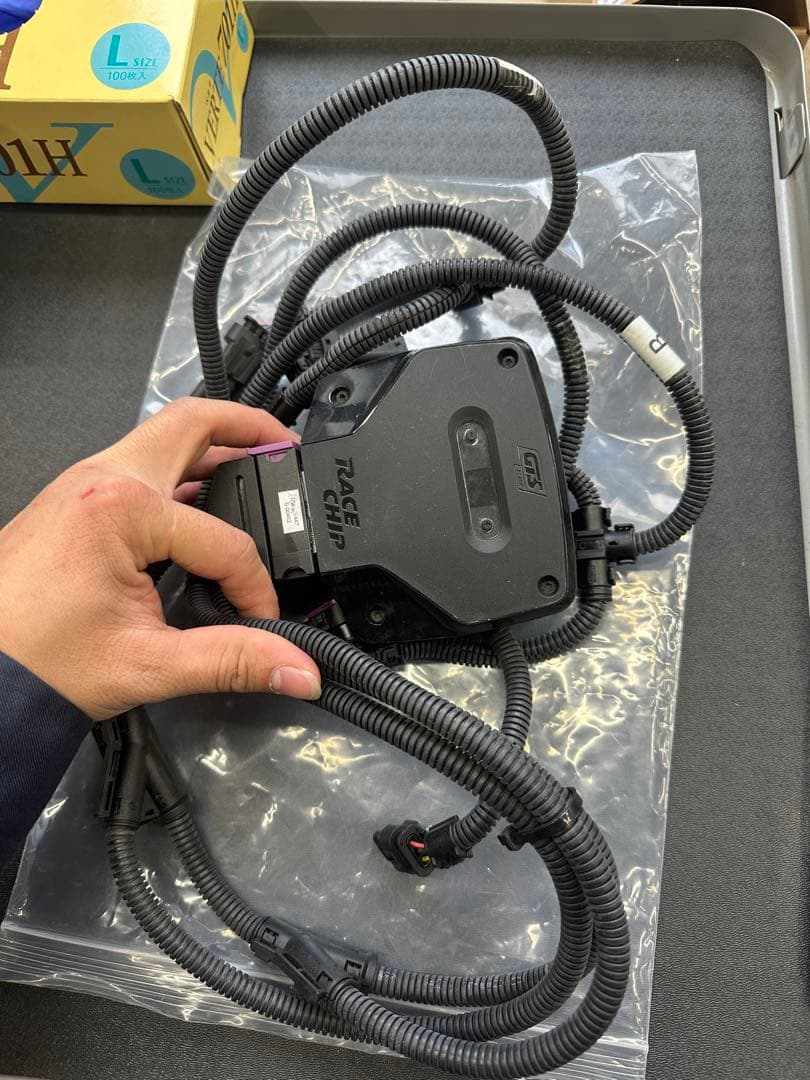  X5 から取り外したRaceChip エレクトロニクスパーツ
