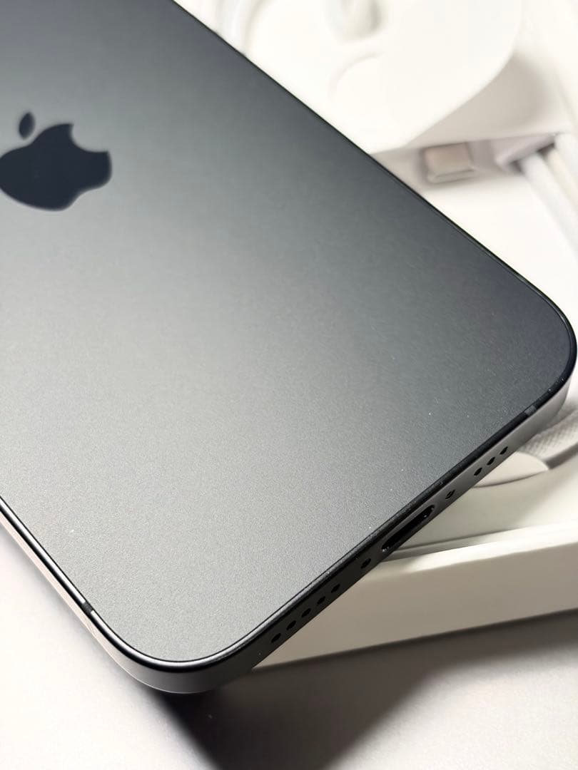 美品Apple iPhone 16e ブラック 本体 BT100% SIMフリー