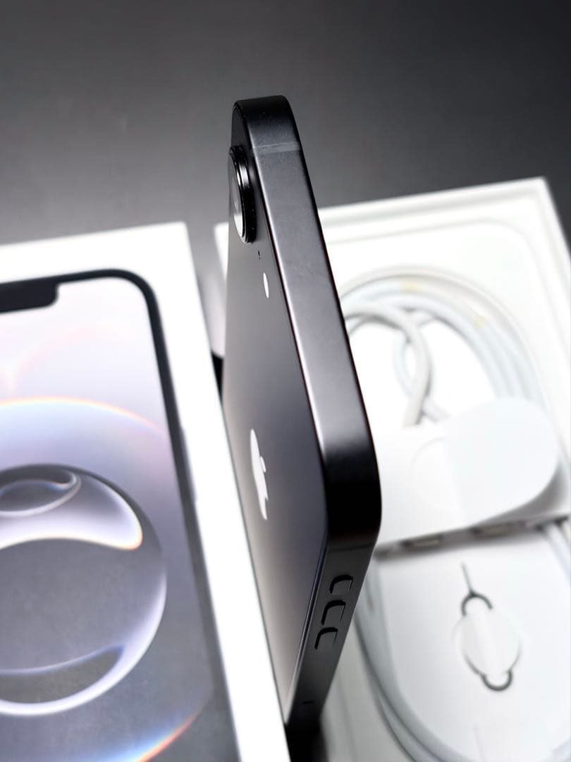 美品Apple iPhone 16e ブラック 本体 BT100% SIMフリー