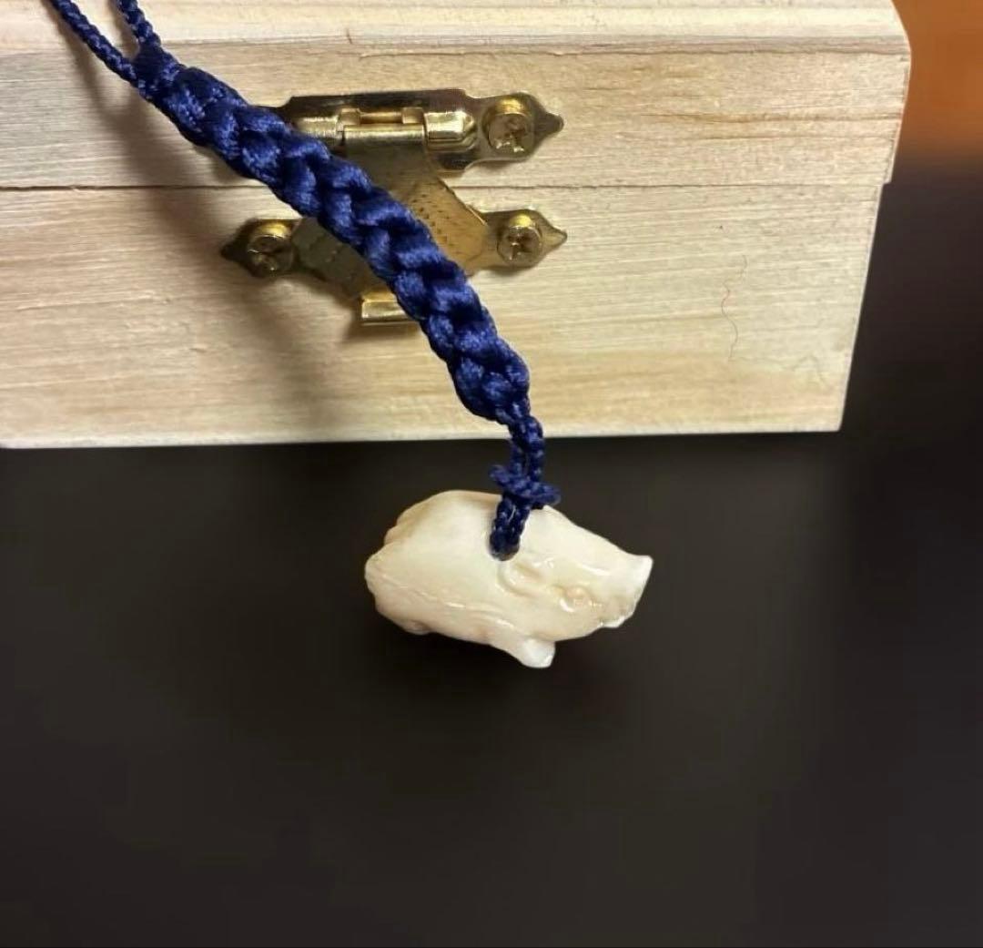 【作家物 白全】白珊瑚 根付 猪（亥）彫刻 縁起物　珊瑚　チャーム　ストラップ