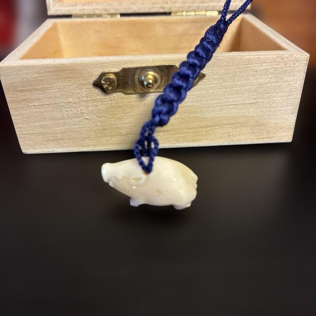 【作家物 白全】白珊瑚 根付 猪（亥）彫刻 縁起物　珊瑚　チャーム　ストラップ