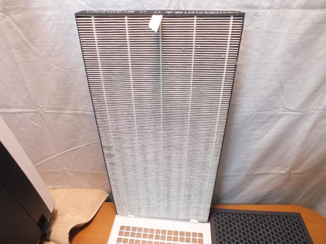 シャープ 除加湿空気清浄機 KC-HD70-W　2021年　484K〇