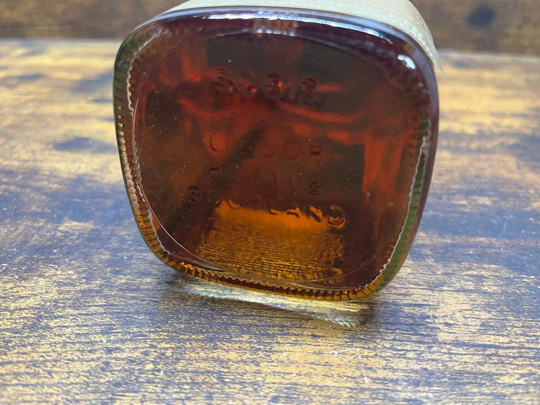 ジョニーウォーカー ブラックラベル 金キャップ 白紋章 化粧箱付き　特級　082