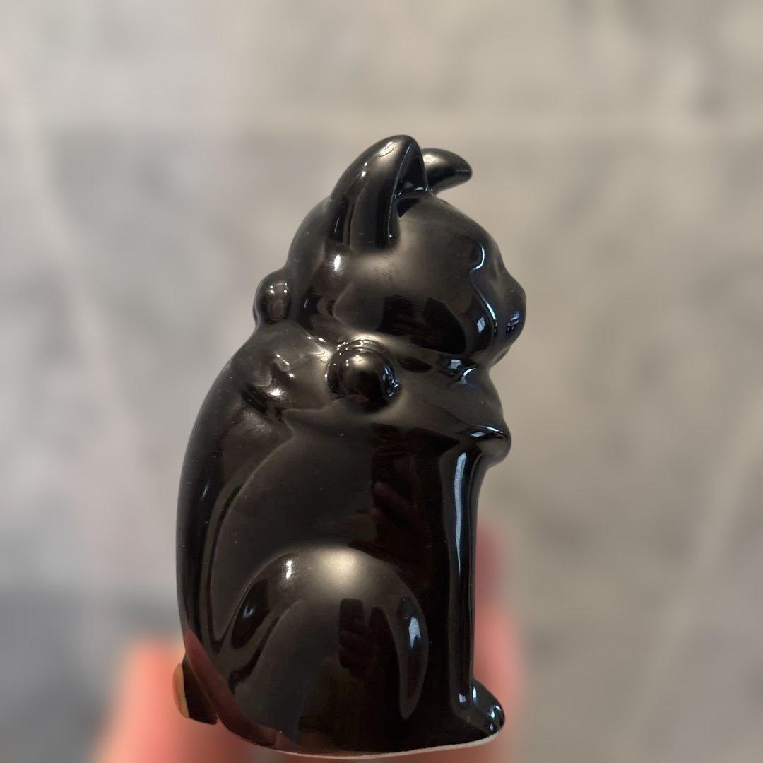 1980年代　雰囲気抜群でスリムな体型の黒猫招き猫