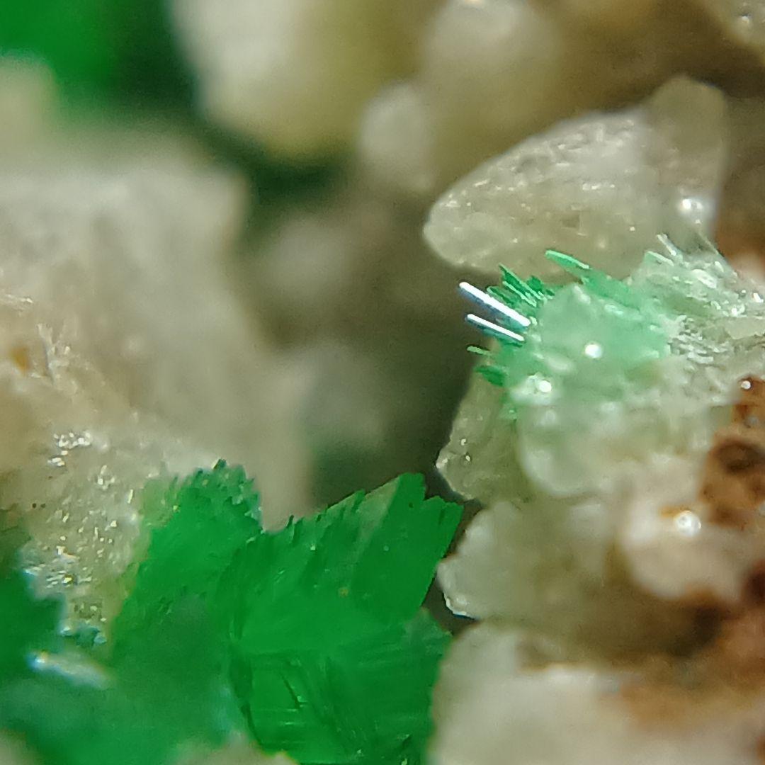 ニッケル華　原石　アナバーガイト　Annaberigite　カルサイト　鉱物標本