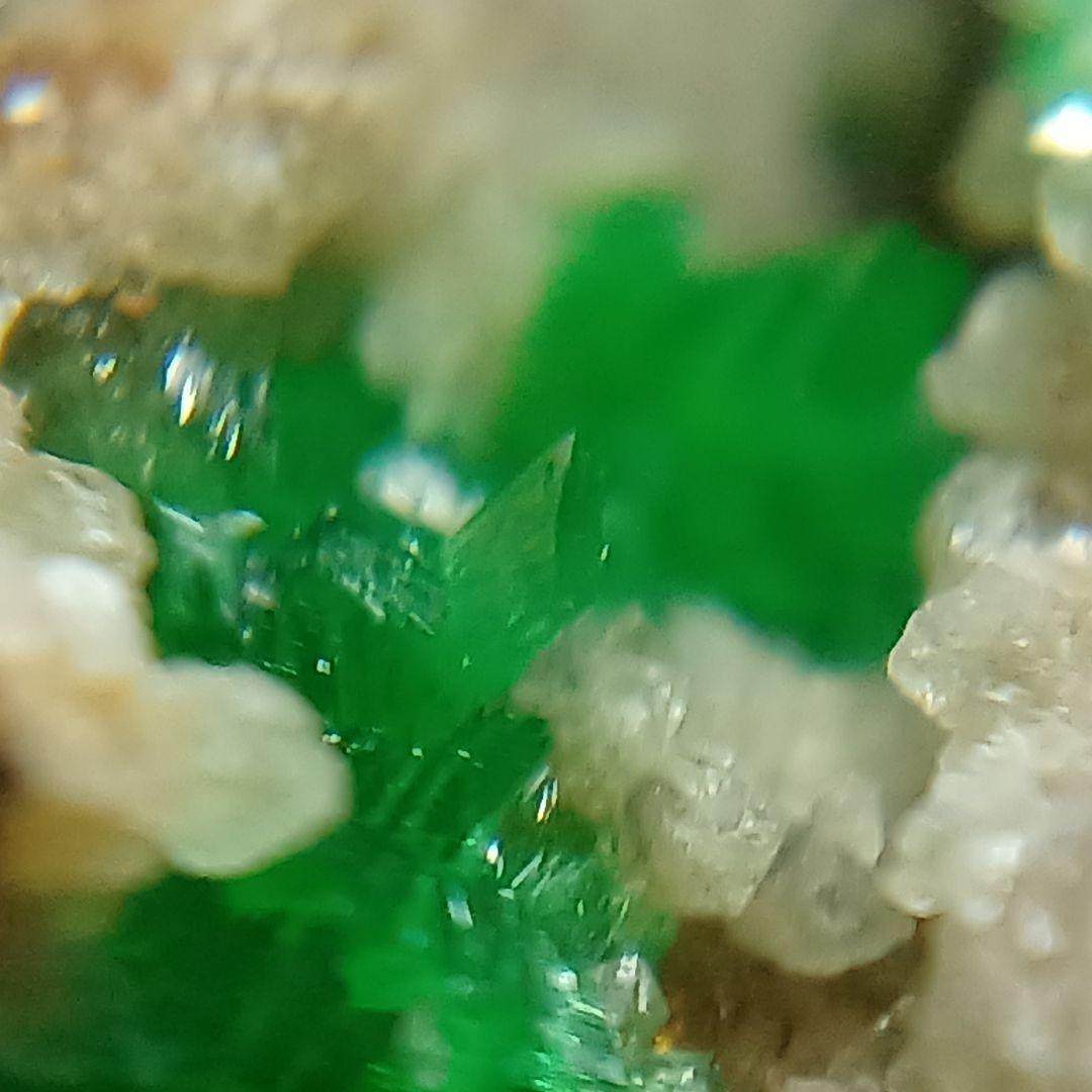 ニッケル華　原石　アナバーガイト　Annaberigite　カルサイト　鉱物標本