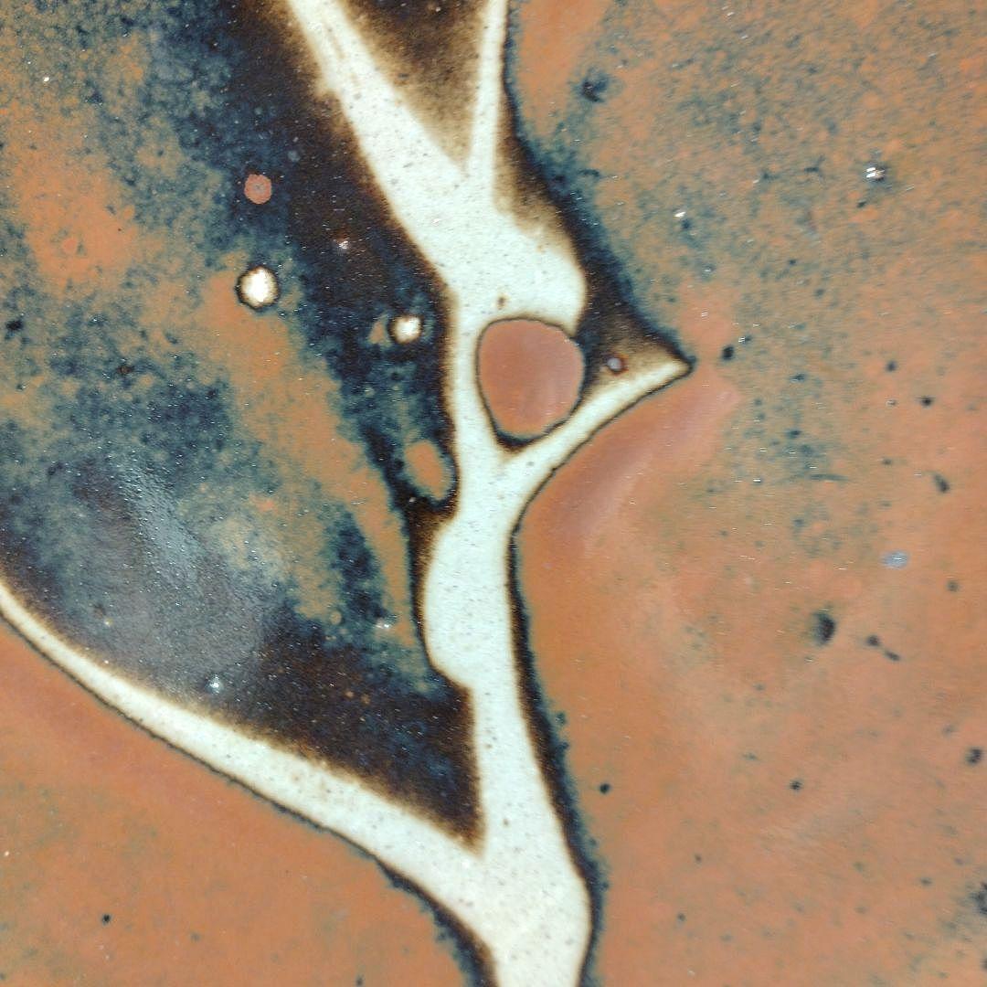 極美品 濱田庄司(浜田庄司) 鐵釉抜絵皿 共箱【本物保証】益子焼 人間国宝 民藝