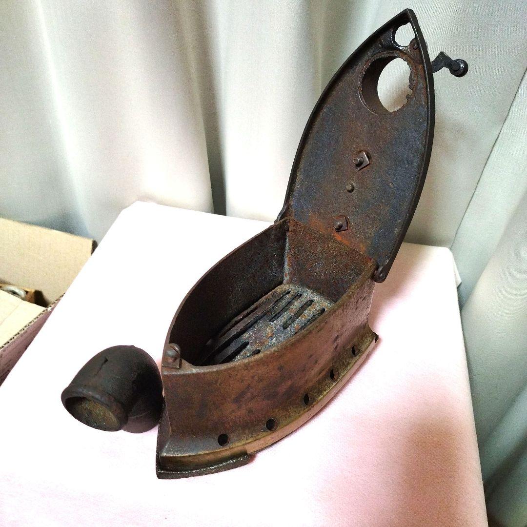 〘明治〜昭和レトロ〙炭火（備長炭付）アイロン本体 ＆置台付木製ハンドル式